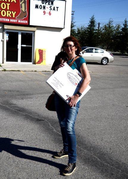 Stolze Besitzerin neuer Cowboystiefel